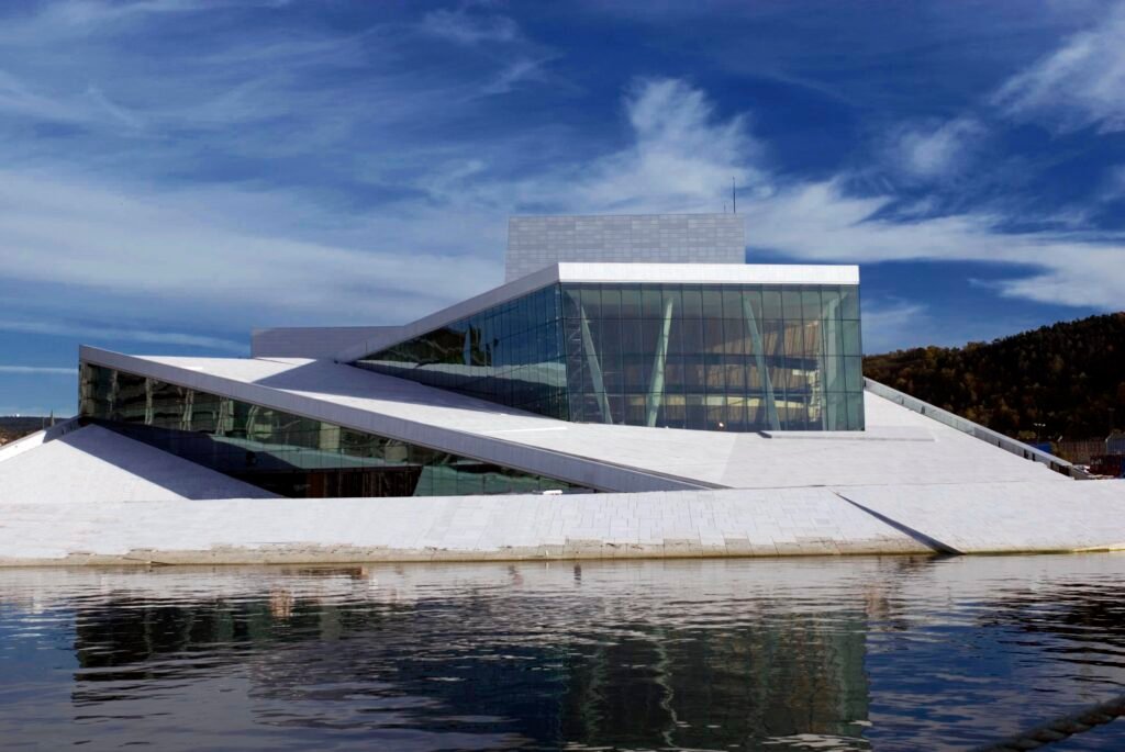 Opernhaus Oslo mit moderner Glasfassade und SMI-gesteuertem automatischen Sonnenschutz