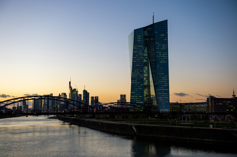 Europäische Zentralbank Frankfurt mit SMI-gesteuerter Sonnenschutzanlage am Hochhausturm